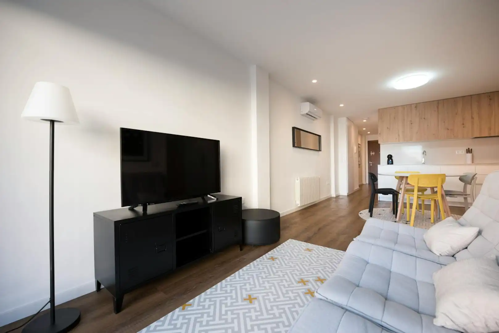 Living room of Flat for share in Valencia  with Air Conditioner, Furnished and TV
