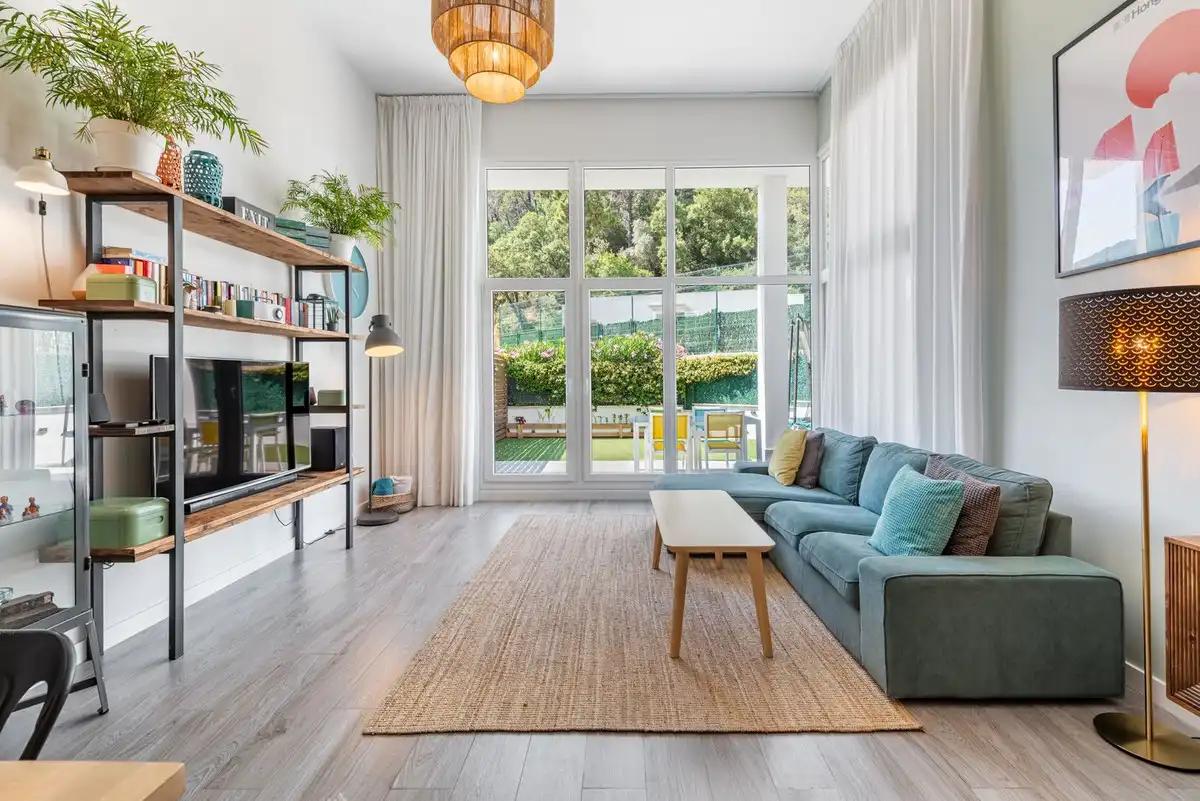 Sala de estar de Piso de alquiler en Benahavís con Aire acondicionado, Terraza y Trastero