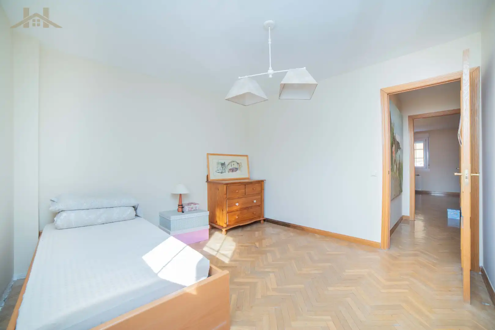 Dormitori de Casa adosada en venda en Villanueva de la Cañada amb Jardí privat, Parquet i Piscina