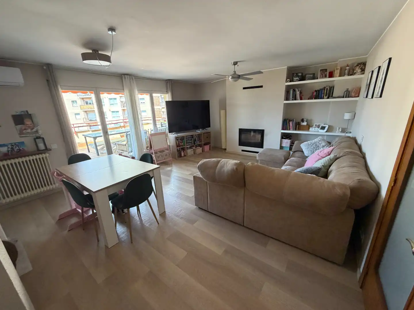 Sala de estar de Dúplex en venta en Olot con Calefacción, Terraza y Balcón