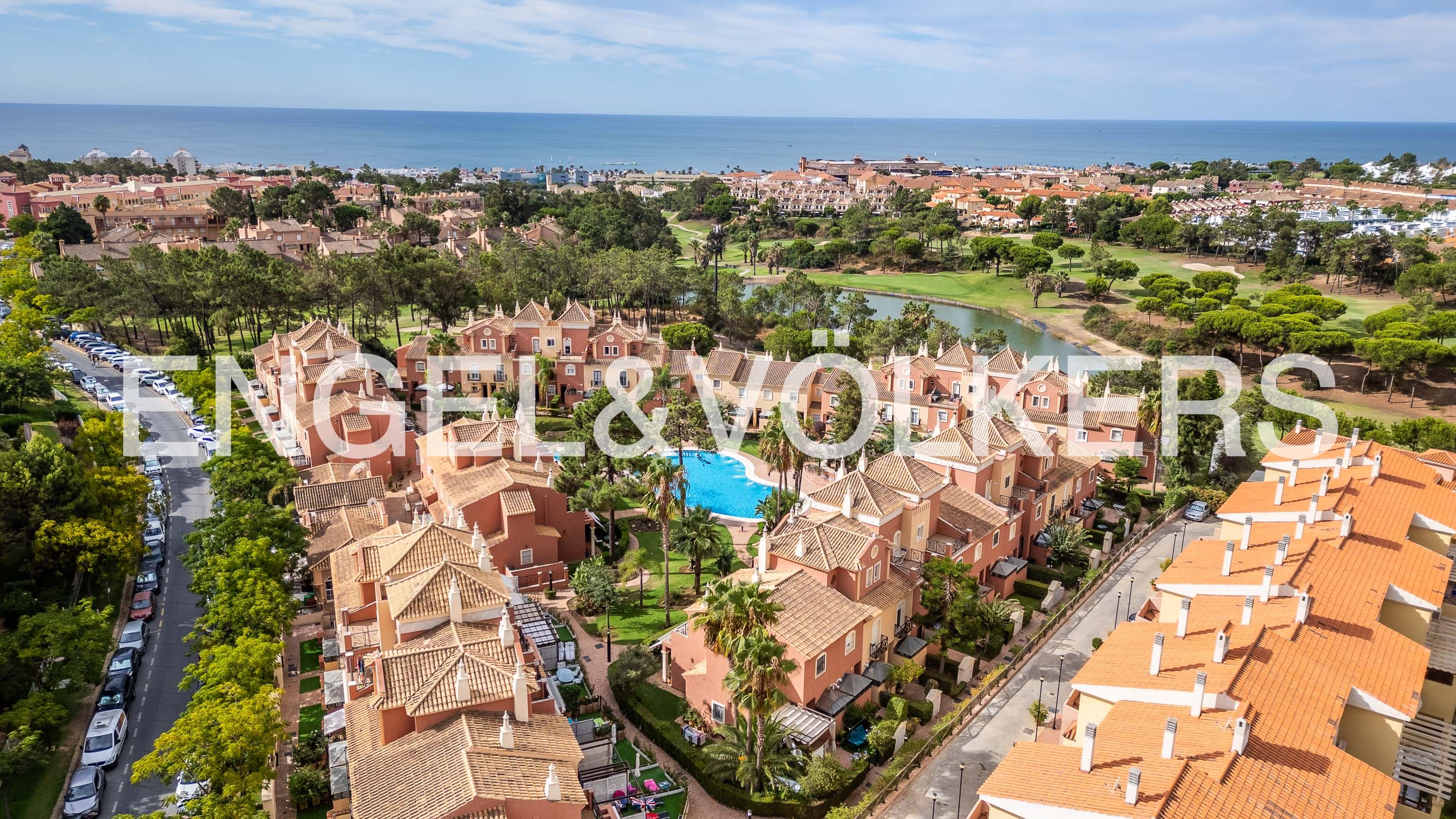 Vista exterior de Casa o xalet en venda en Islantilla amb Calefacció, Jardí privat i Terrassa