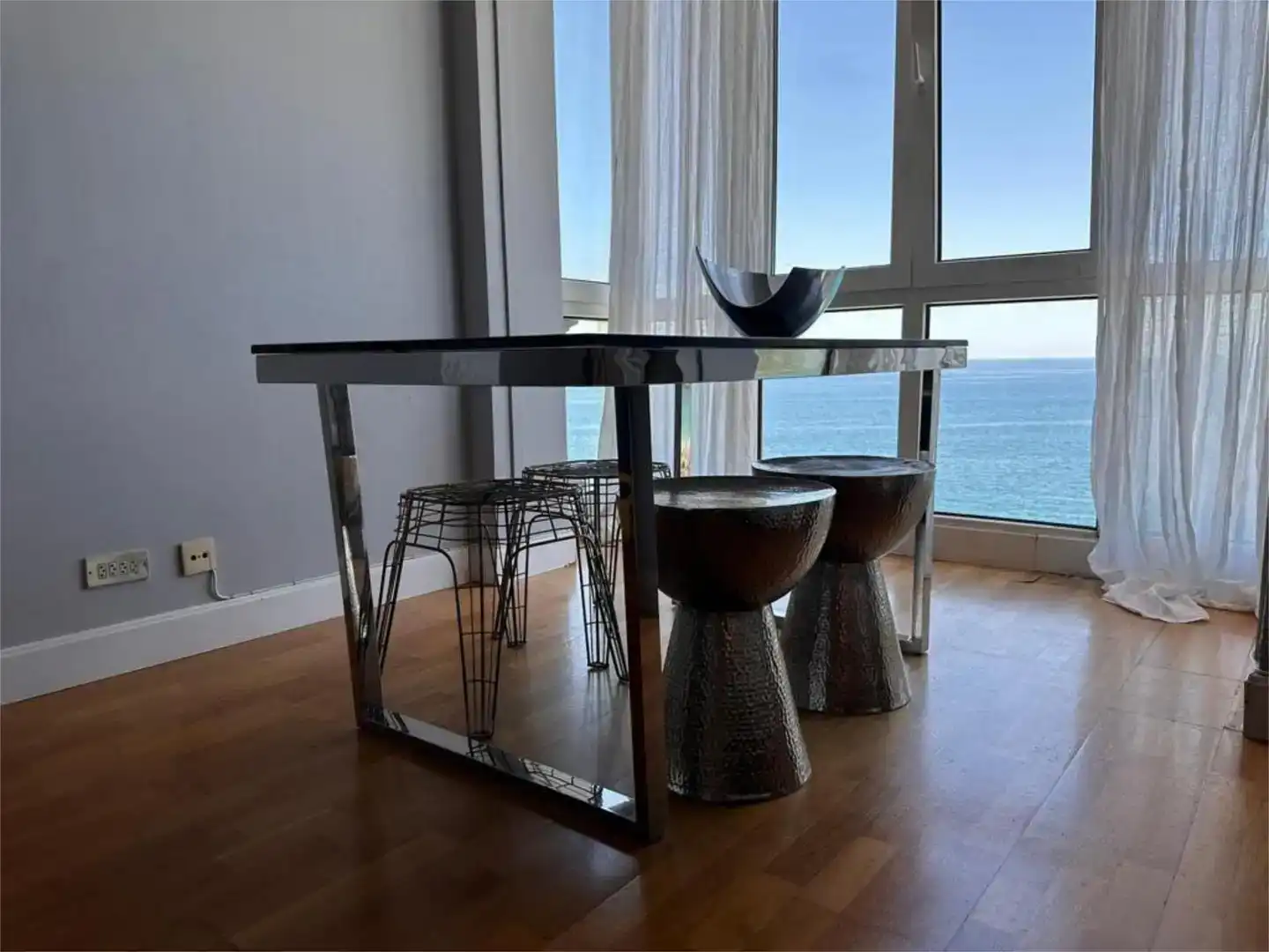 Menjador de Pis de lloguer en Donostia - San Sebastián  amb Parquet, Moblat i Balcó