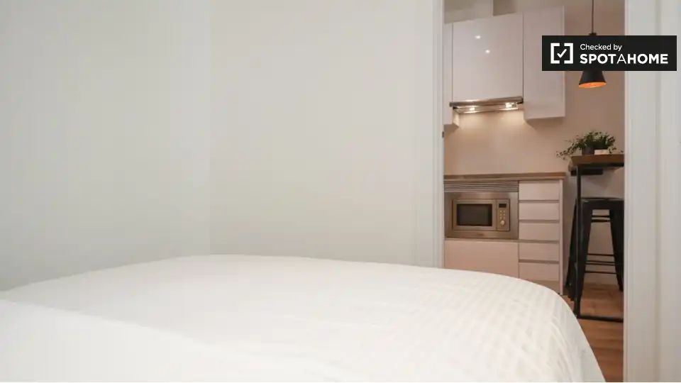 Bedroom of Flat for rent in Madrid  with Air Conditioner, Heating and Furnished
