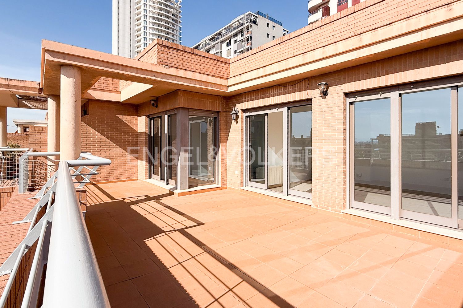 Terrassa de Àtic de lloguer en  Valencia Capital amb Aire condicionat, Calefacció i Jardí privat