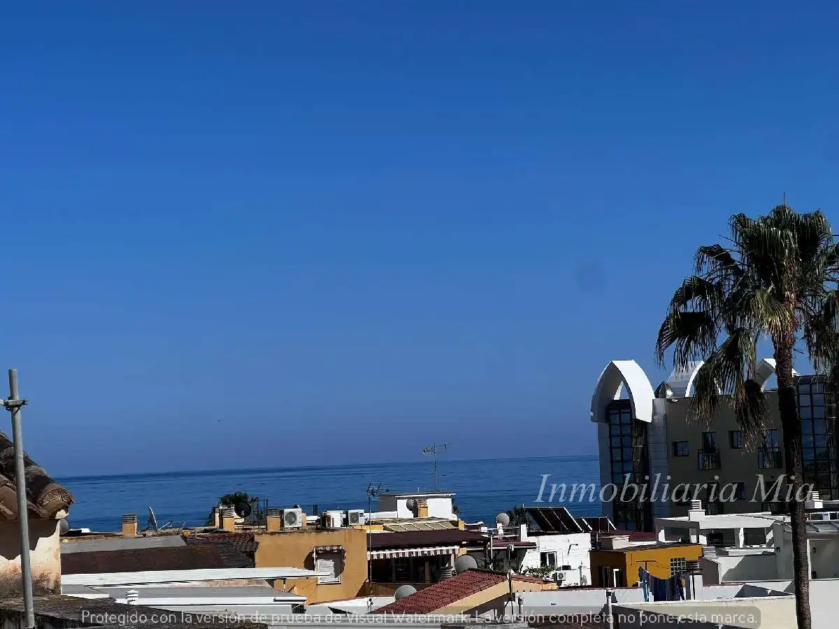 Vista exterior de Casa o xalet en venda en Torremolinos amb Aire condicionat i Balcó