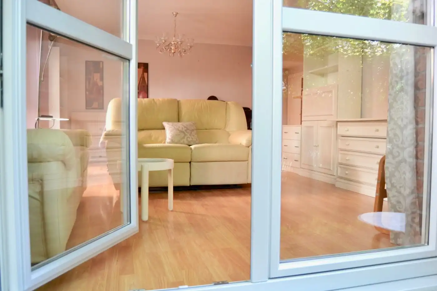 Sala d'estar de Planta baixa de lloguer en  Pamplona / Iruña amb Calefacció, Jardí privat i Parquet
