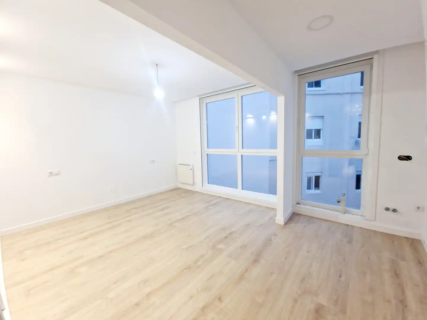 Schlafzimmer von Dachboden zum Verkauf in A Coruña Capital  mit Heizung, Ofen und Waschmaschine