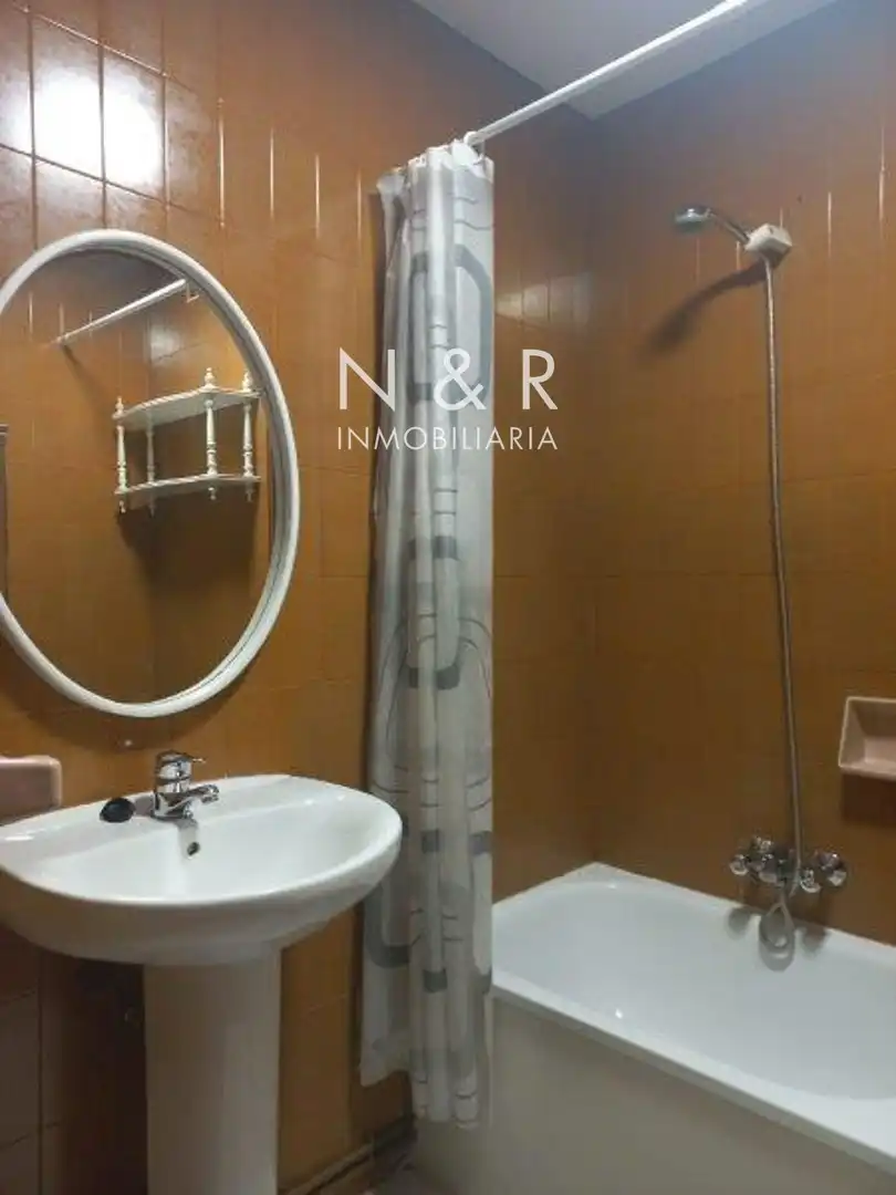 Baño de Piso de alquiler en Santiago de Compostela  con Calefacción y Amueblado