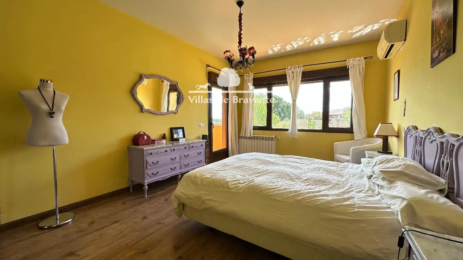 Bedroom of Houses for sale in Villanueva de la Cañada  with Air Conditioner, Heating and Parquet flooring