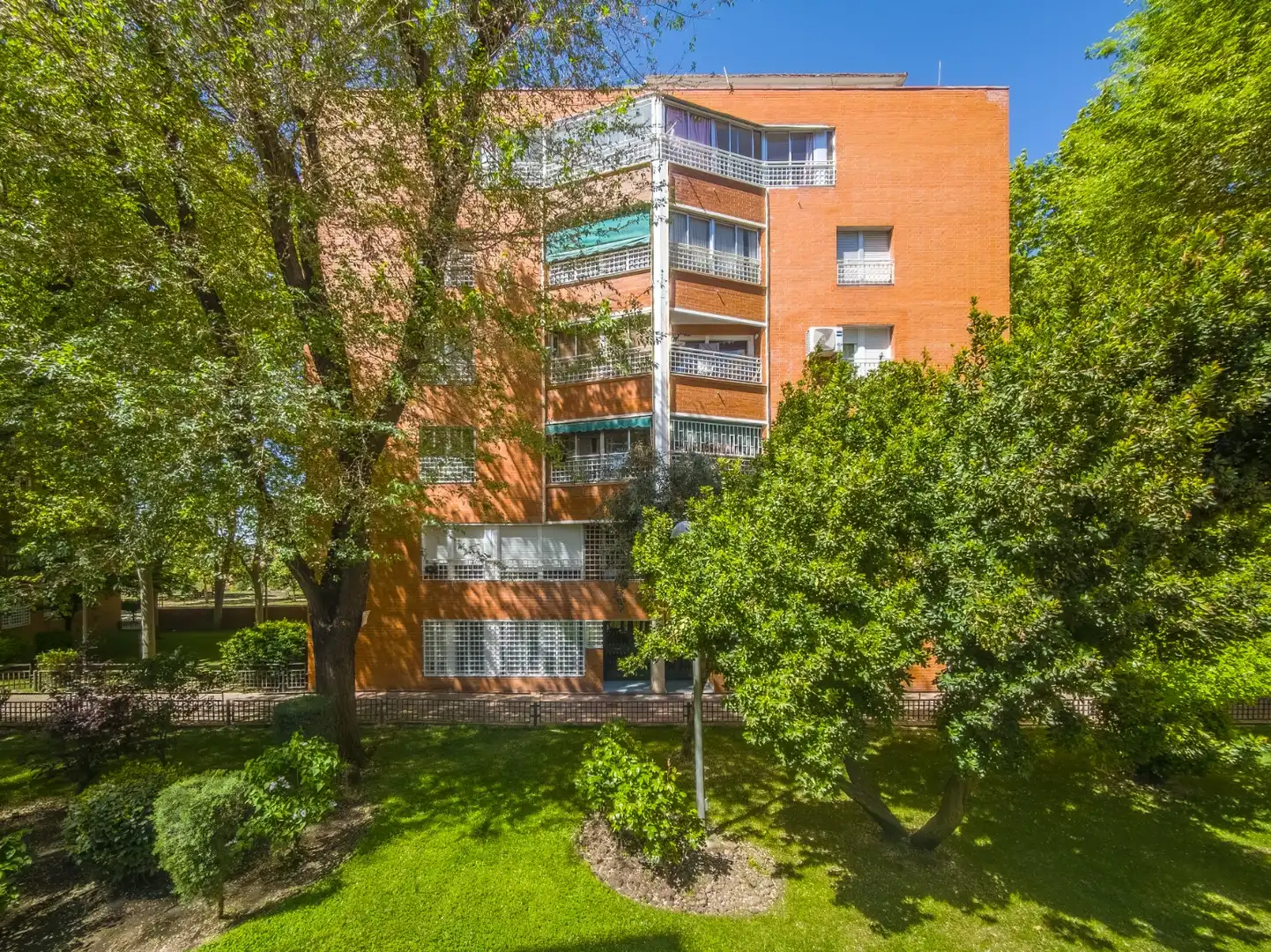 Außenansicht von Wohnung zum Verkauf in Madrid mit Heizung, Terrasse und Balkon