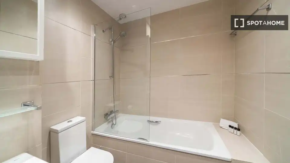 Baño de Piso de alquiler en Madrid con Aire acondicionado, Calefacción y Amueblado