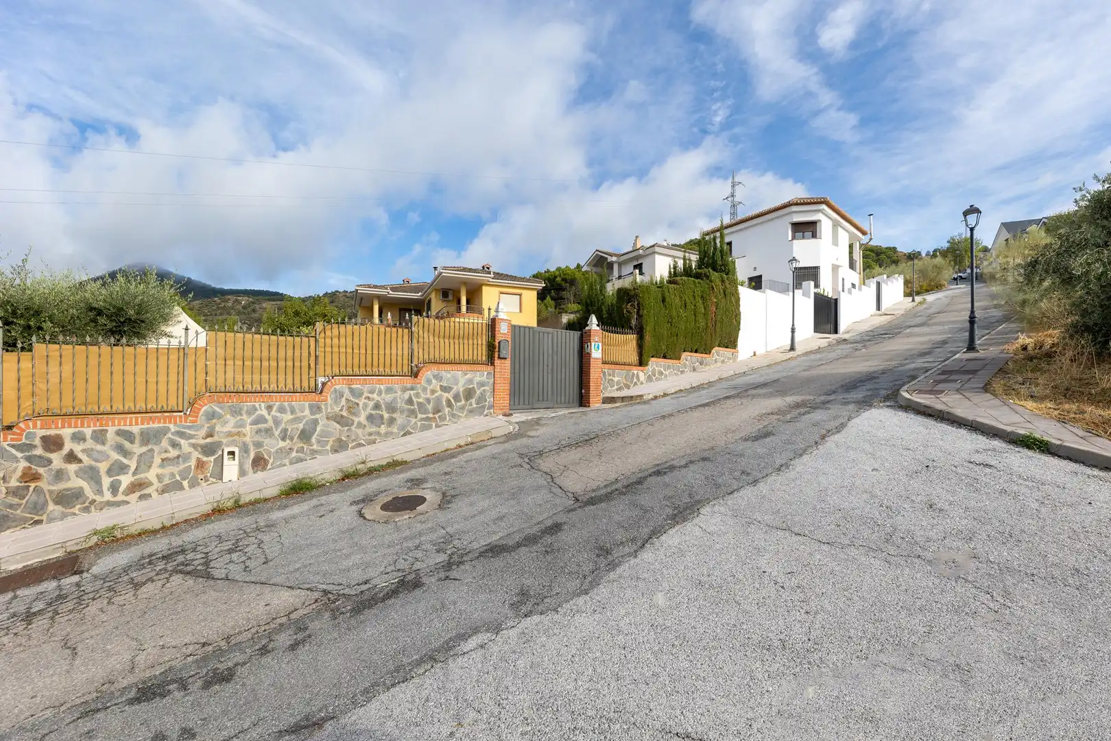 Außenansicht von Haus oder Chalet zum Verkauf in Huétor de Santillán mit Heizung, Privatgarten und Schwimmbad