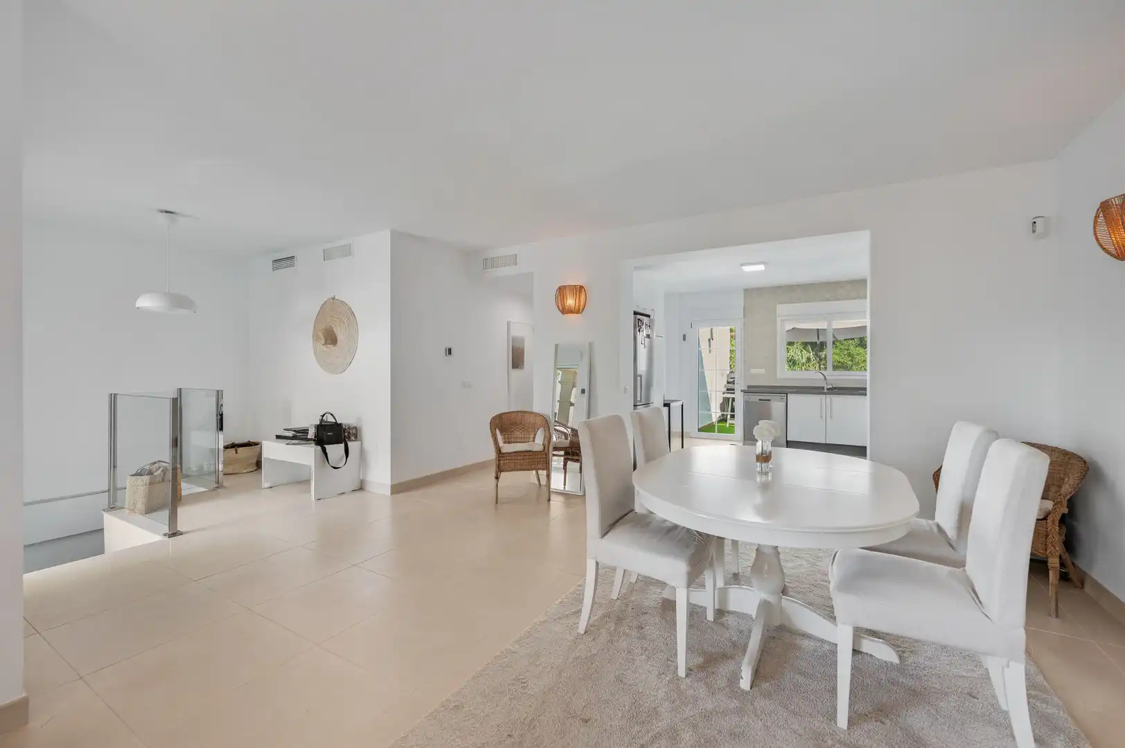 Menjador de Casa o xalet en venda en Marbella amb Aire condicionat, Jardí privat i Terrassa