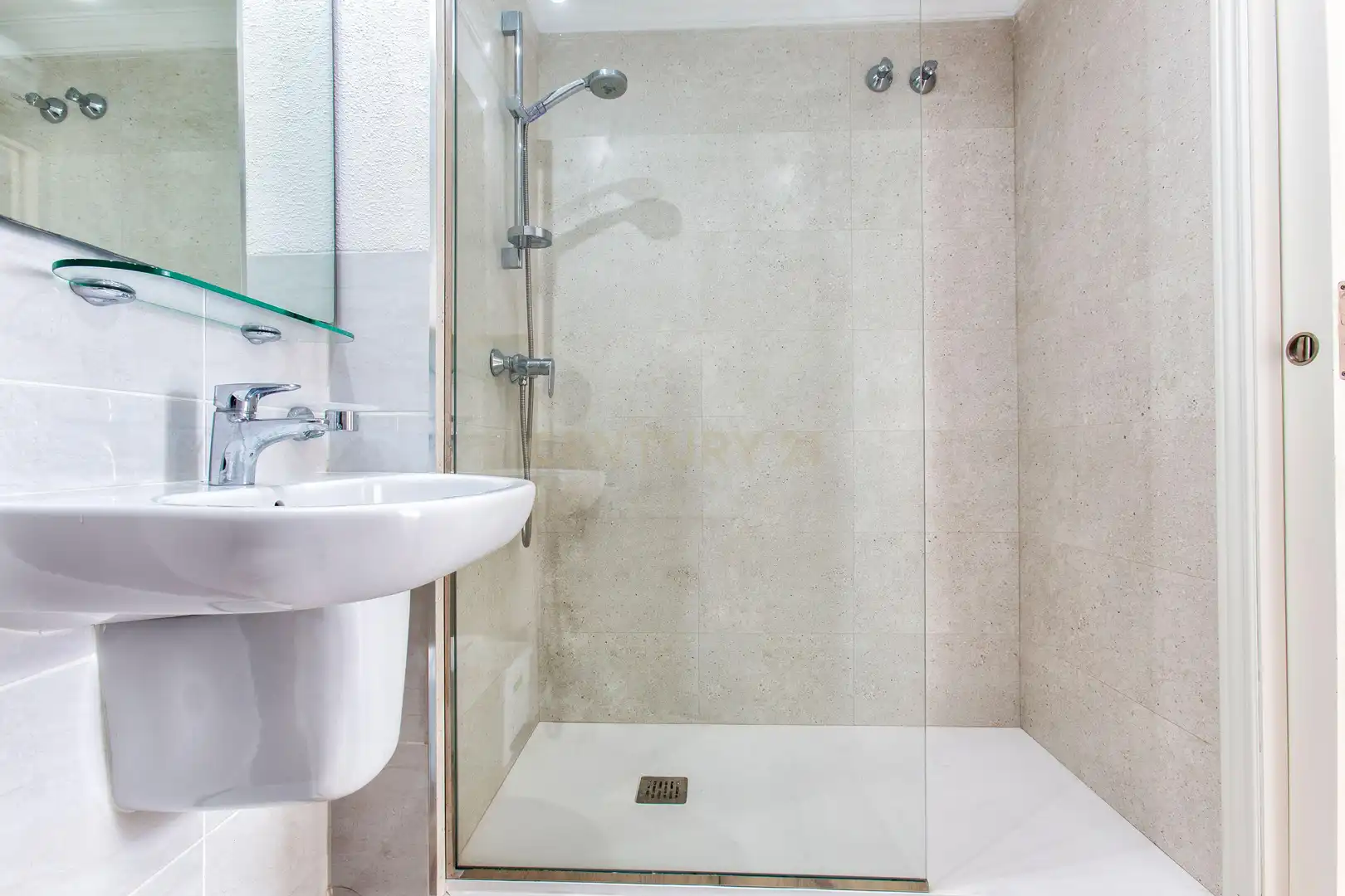 Badezimmer von Einfamilien-Reihenhaus zum Verkauf in Oliva mit Klimaanlage, Privatgarten und Ofen