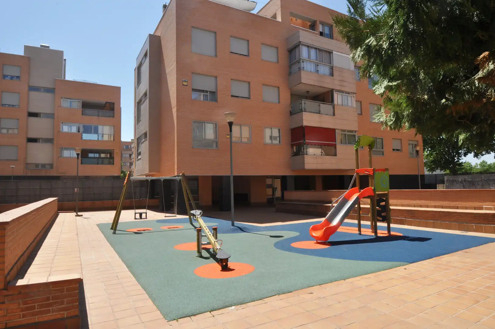 Aparcament de Àtic de lloguer en Yebes amb Aire condicionat, Calefacció i Jardí privat