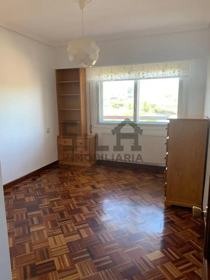 Dormitori de Dúplex de lloguer en Ourense Capital  amb Calefacció, Parquet i Balcó