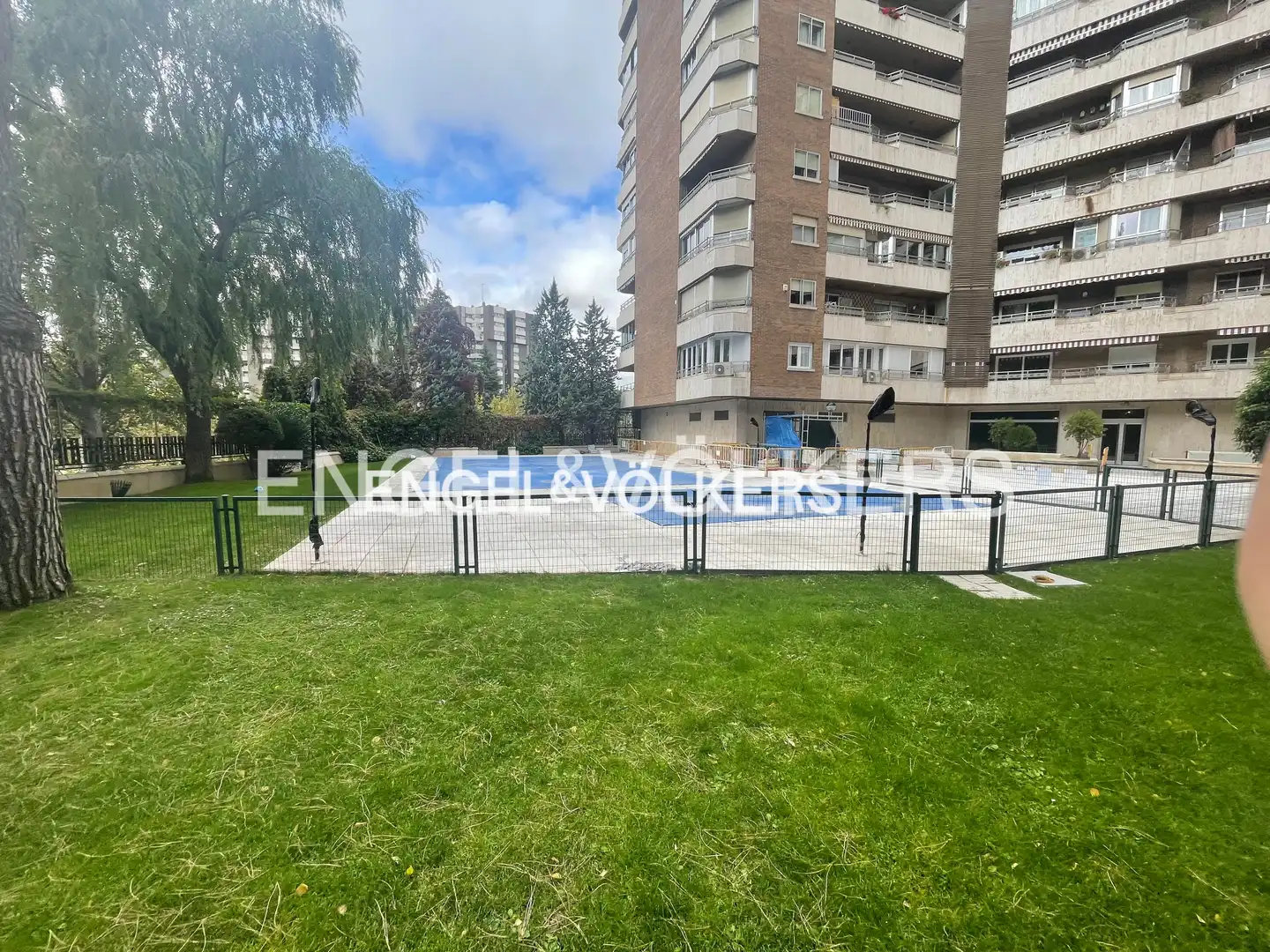 Vista exterior de Pis de lloguer en Madrid amb Aire condicionat, Calefacció i Jardí privat