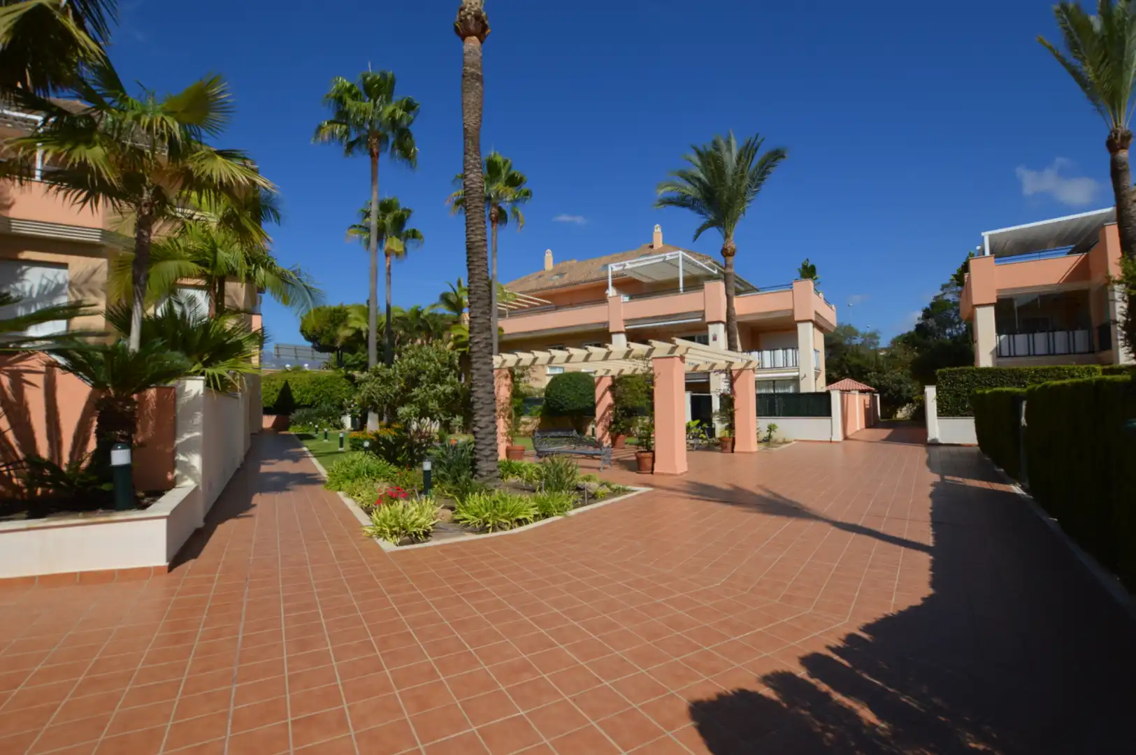 Vista exterior de Pis en venda en Marbella amb Aire condicionat, Terrassa i Moblat