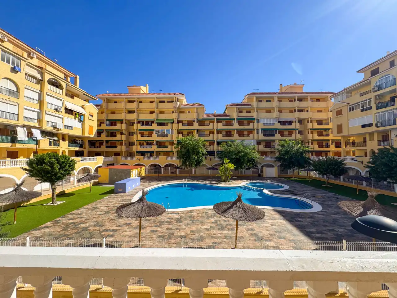 Vista exterior de Estudio en venta en Torrevieja con Calefacción, Terraza y Piscina