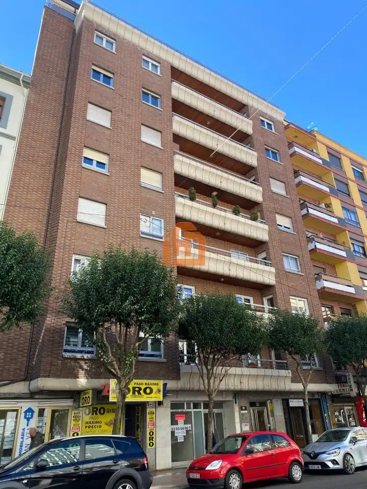 Vista exterior de Piso en venta en León Capital  con Calefacción, Parquet y Terraza