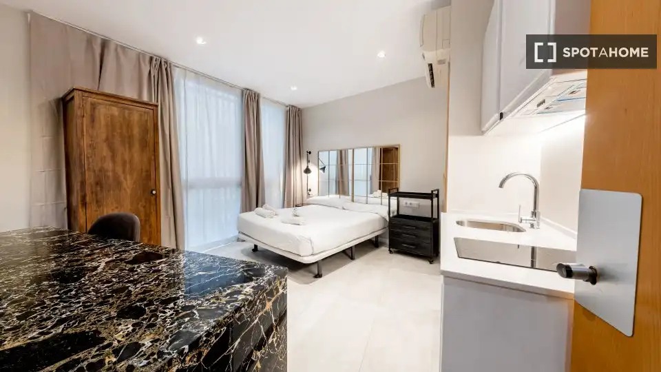 Flat with terrace to rent in Ciutat Vella, imagen 3