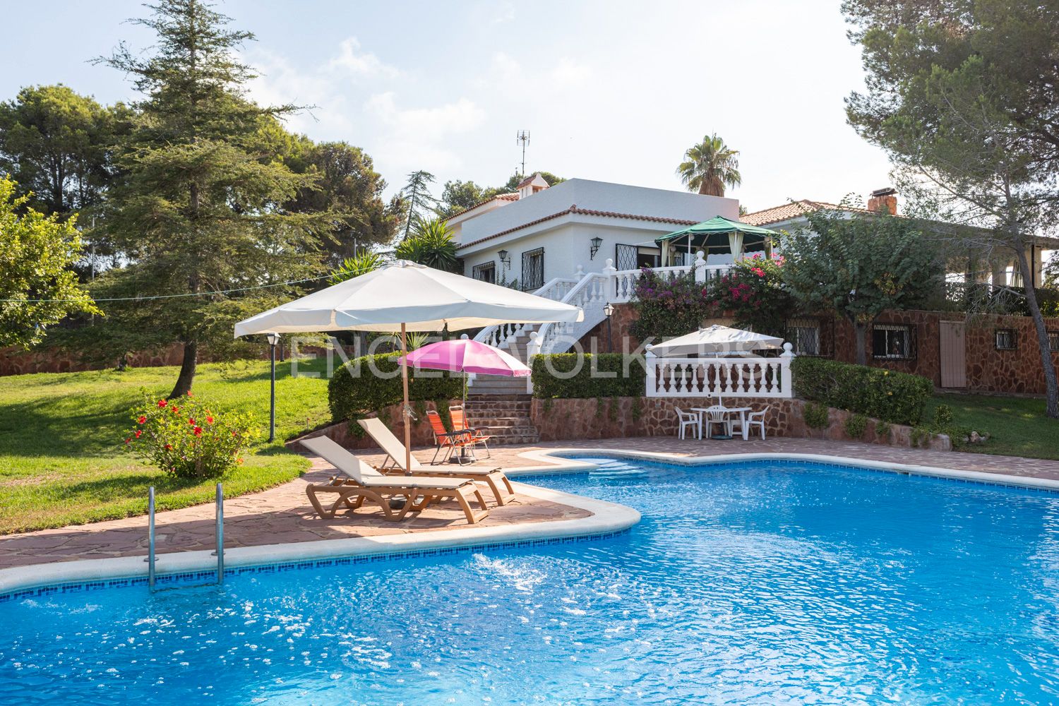 Vista exterior de Casa o xalet en venda en Torrent amb Calefacció, Jardí privat i Terrassa