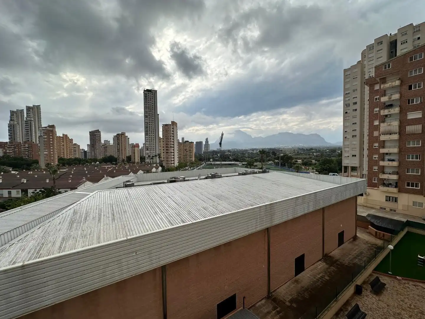 Vista exterior de Apartament en venda en Benidorm amb Jardí privat, Terrassa i Piscina comunitària