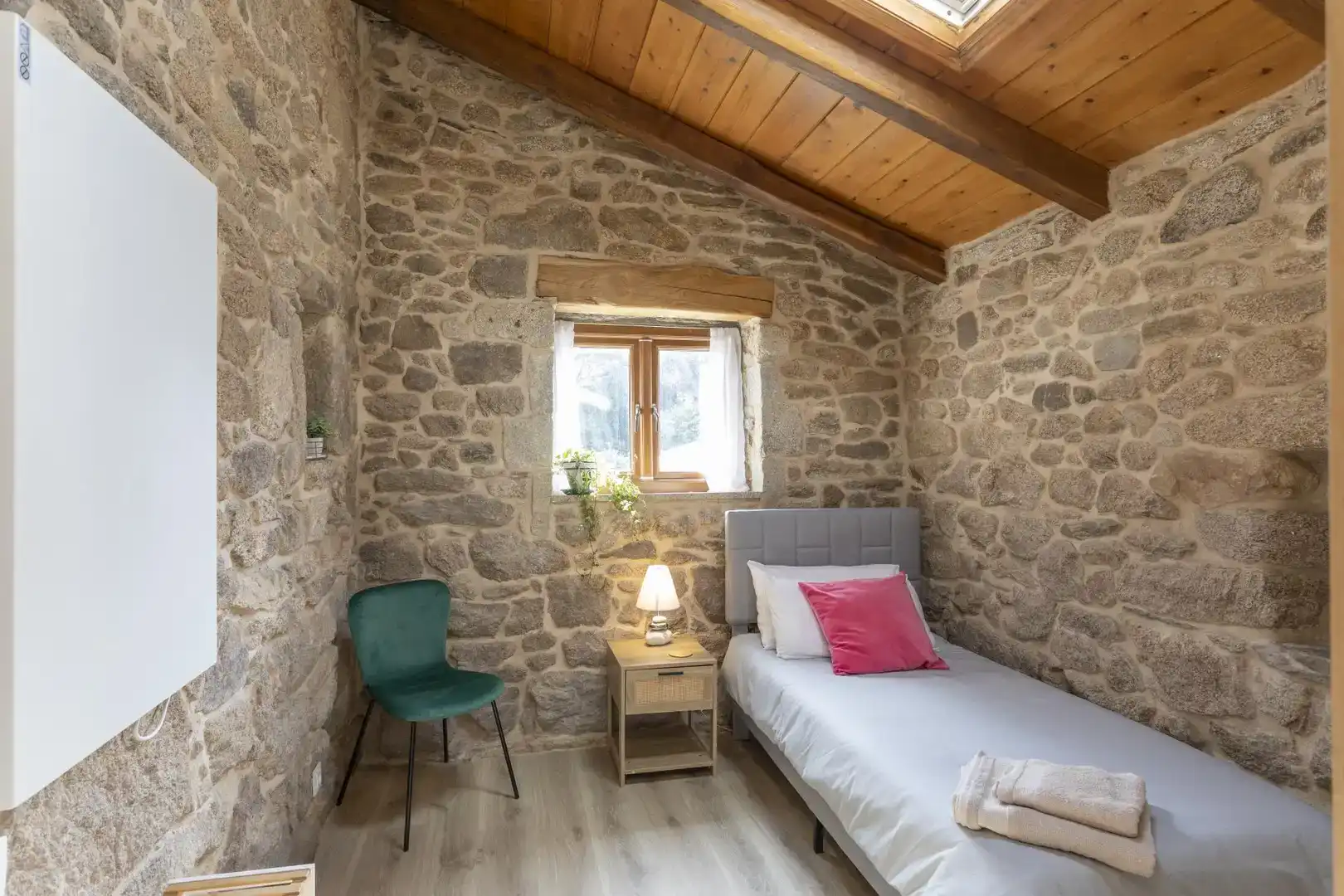 Schlafzimmer von Country house zur Miete in Friol mit Privatgarten, Abstellraum und Möbliert