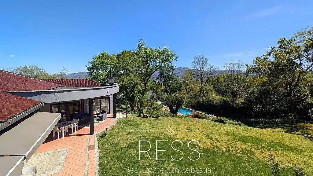 Vista exterior de Casa o xalet en venda en Hondarribia amb Aire condicionat, Jardí privat i Terrassa
