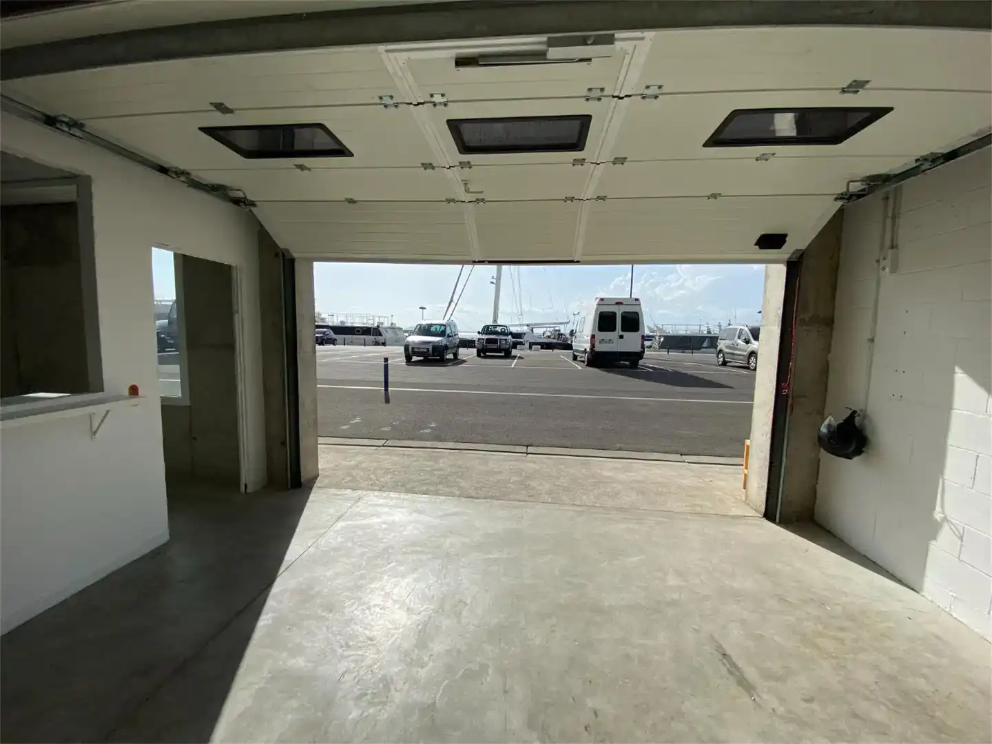 Parkplatz von Fabrikhallen zur Miete in Roses