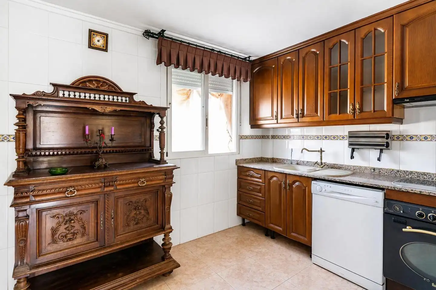 Küche von Einfamilien-Reihenhaus zum Verkauf in Santa Pola mit Klimaanlage, Privatgarten und Terrasse