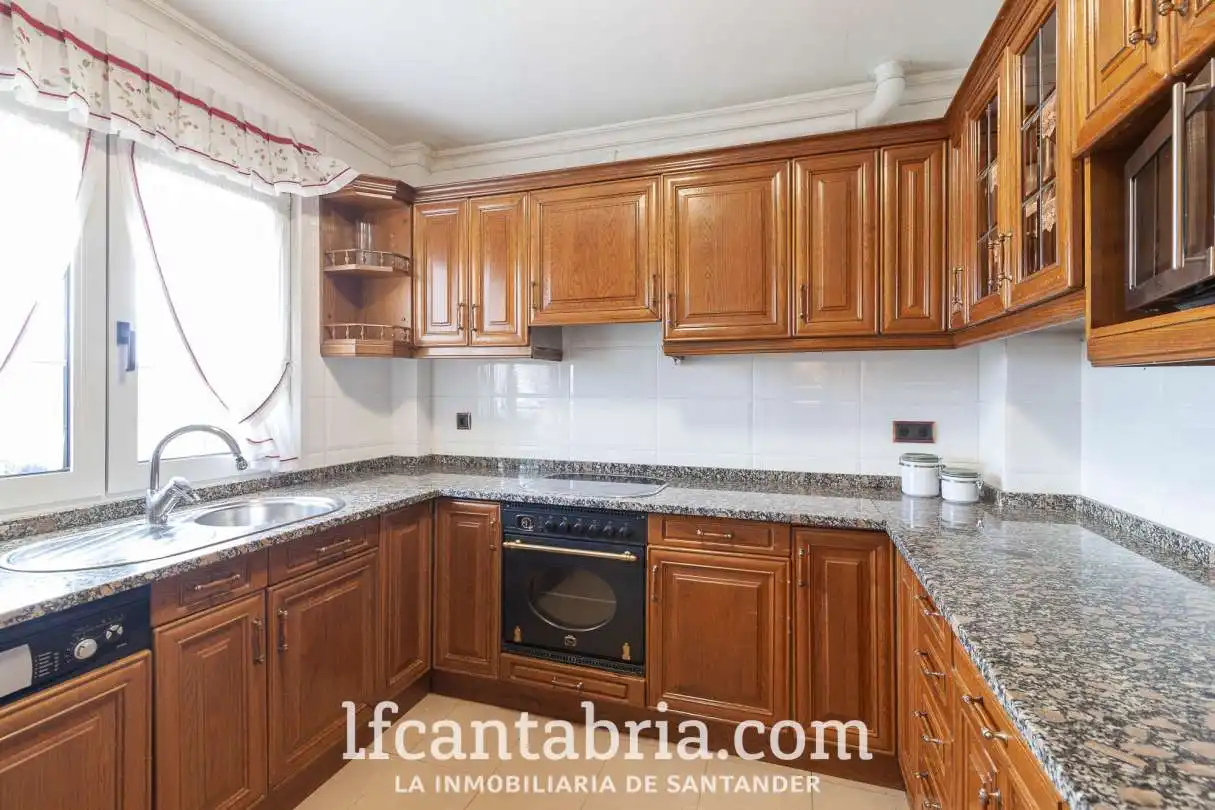 Cocina de Casa o chalet en venta en Santa Cruz de Bezana con Calefacción, Jardín privado y Trastero