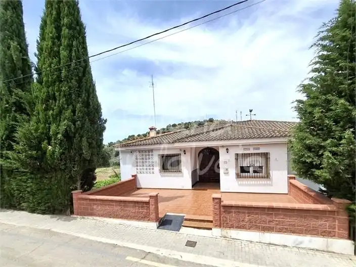 Vista exterior de Casa o xalet en venda en Loja amb Aire condicionat, Terrassa i Piscina