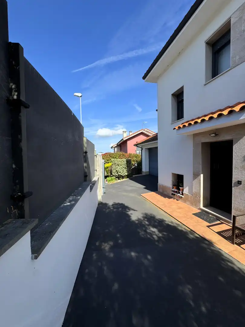 Vista exterior de Casa o xalet en venda en Avilés amb Calefacció, Jardí privat i Parquet