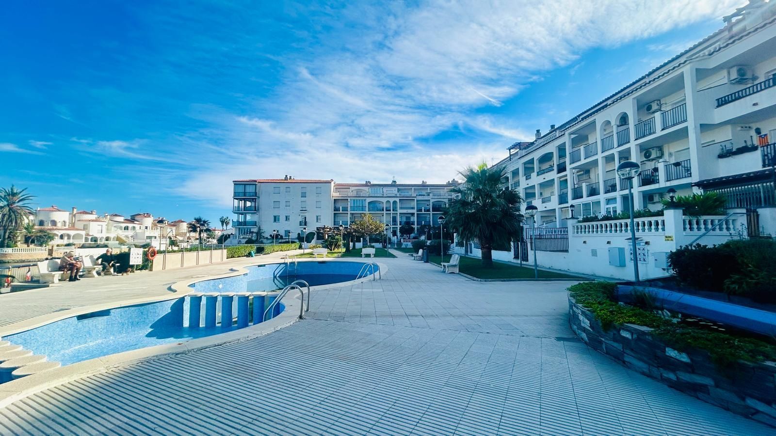 Vista exterior de Apartament en venda en Empuriabrava amb Aire condicionat, Terrassa i Piscina comunitària