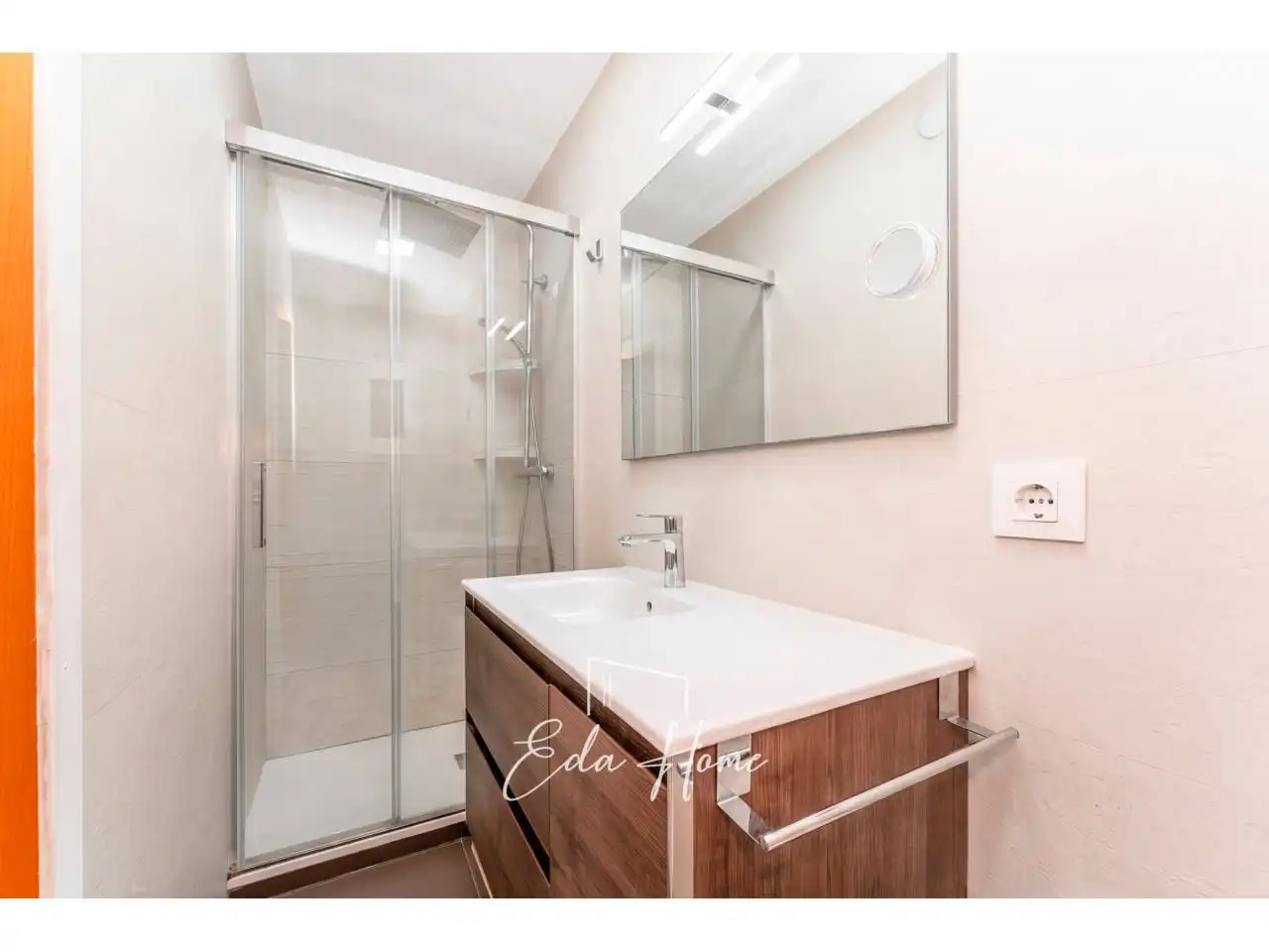 Bathroom of Flat for sale in Cornellà de Llobregat  with Air Conditioner, Heating and Parquet flooring
