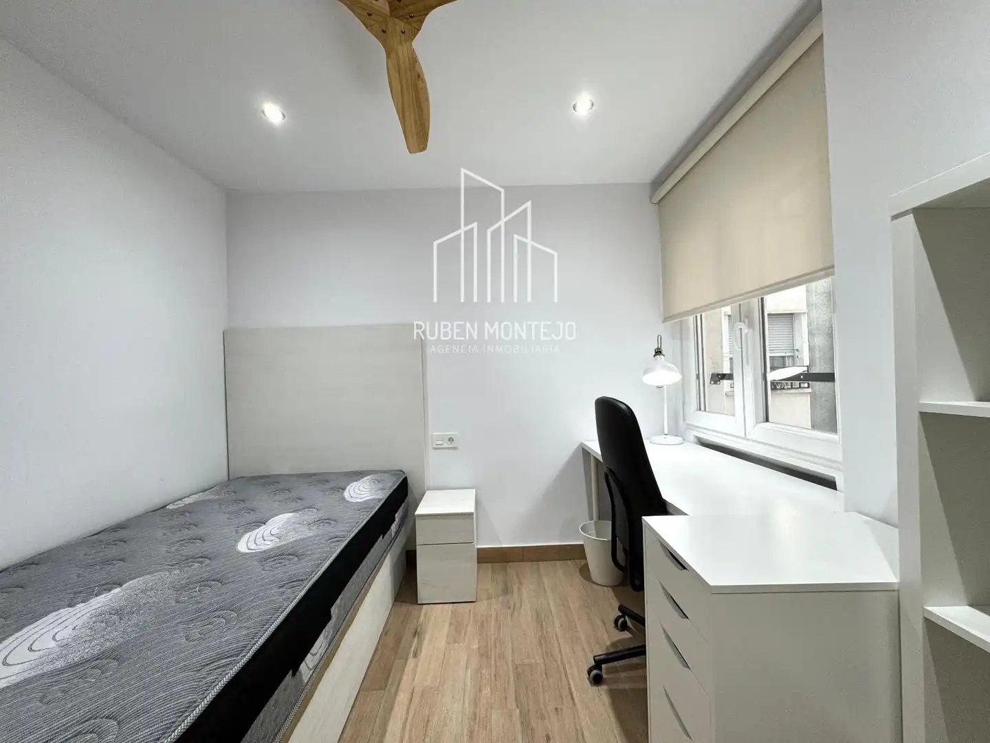 Room in Avenida de Portugal 141 3ºF, 141, Carmelitas
