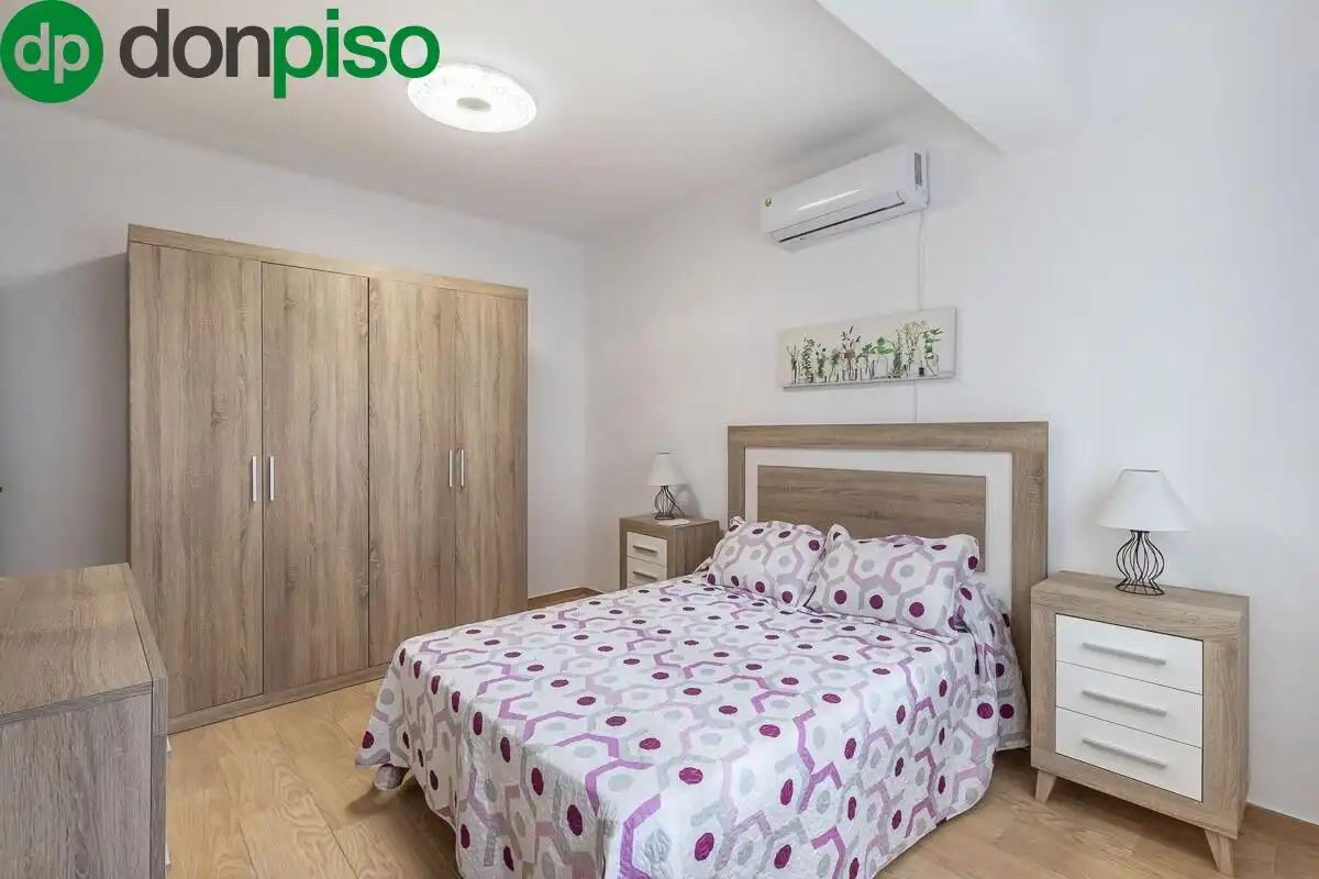 Bedroom of Flat for sale in Granada  with Air Conditioner and Parquet flooring