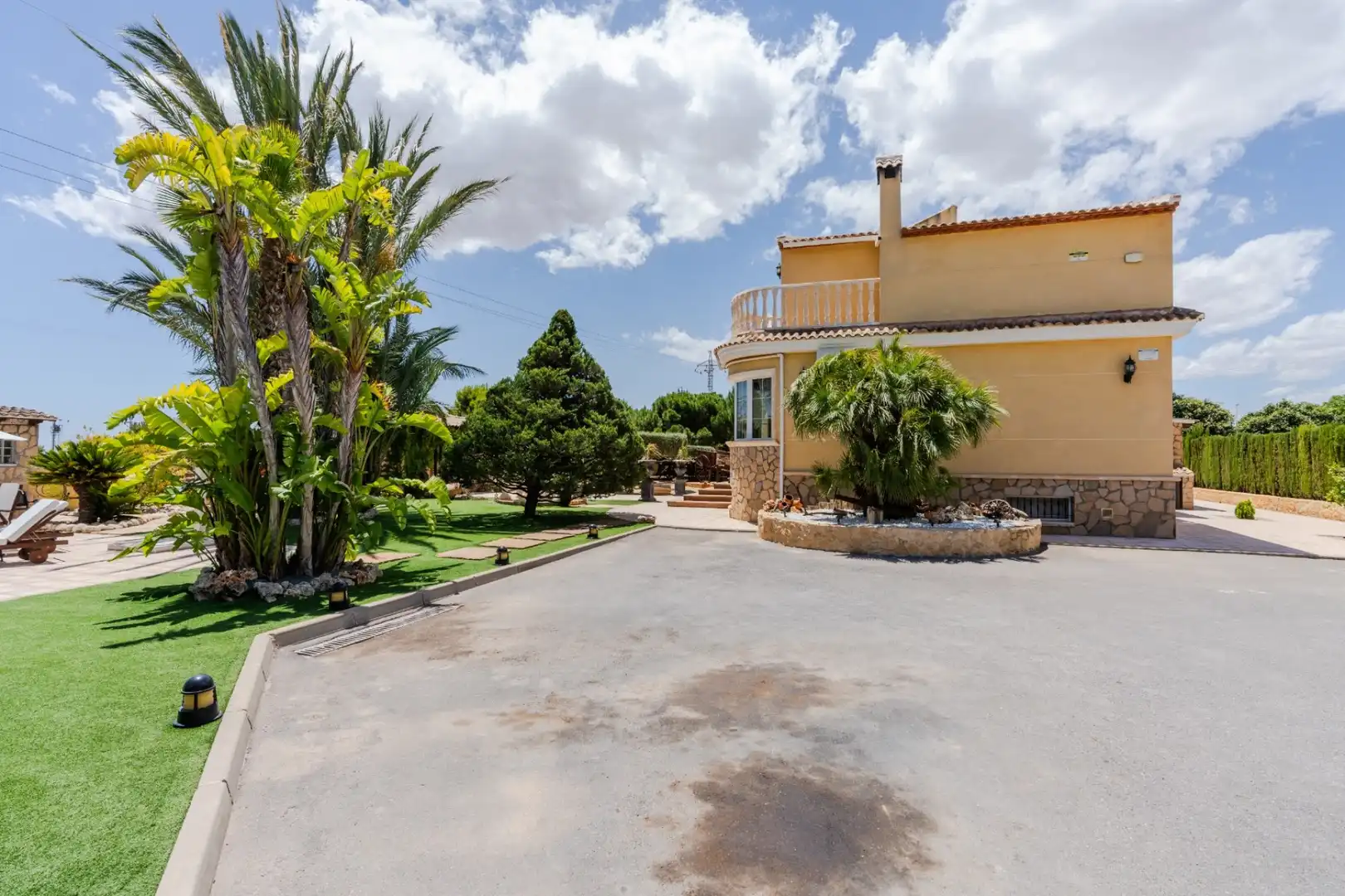 Vista exterior de Casa o chalet en venta en San Vicente del Raspeig / Sant Vicent del Raspeig con Aire acondicionado, Calefacción y Jardín privado