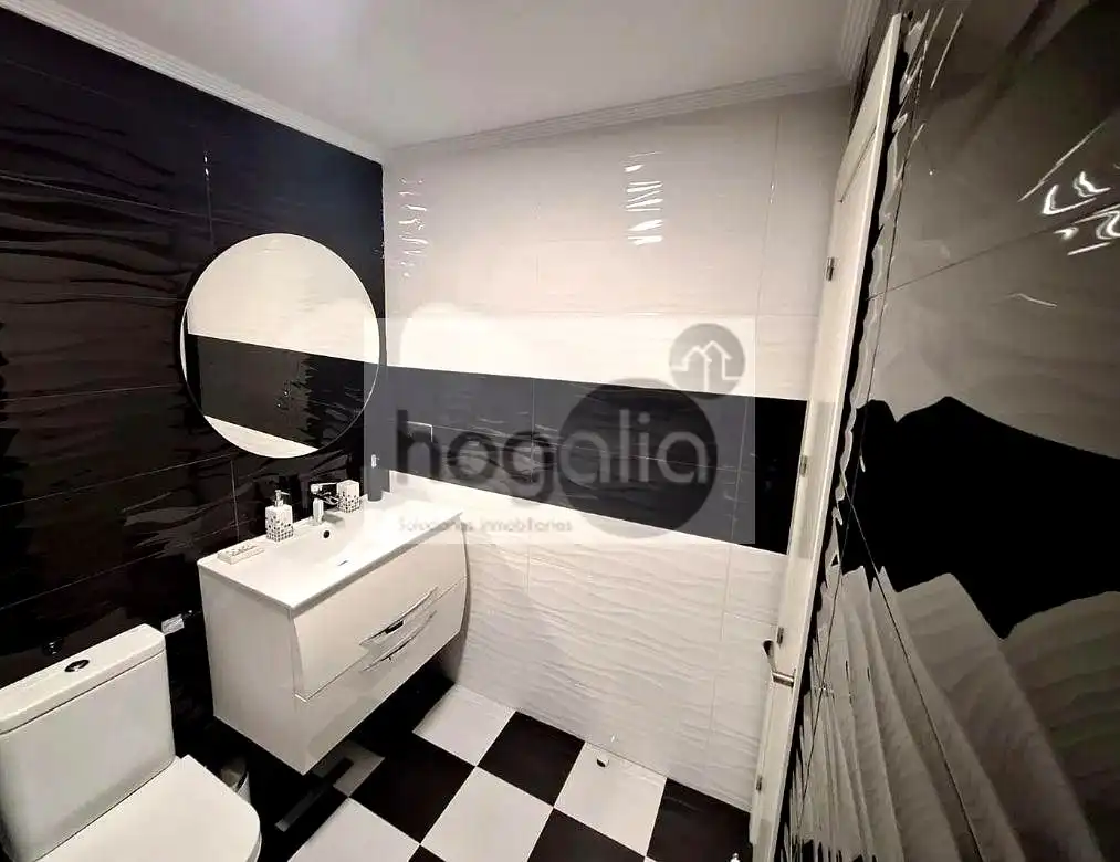 Bathroom of Flat for rent in Sevilla  with Air Conditioner, Furnished and Community pool