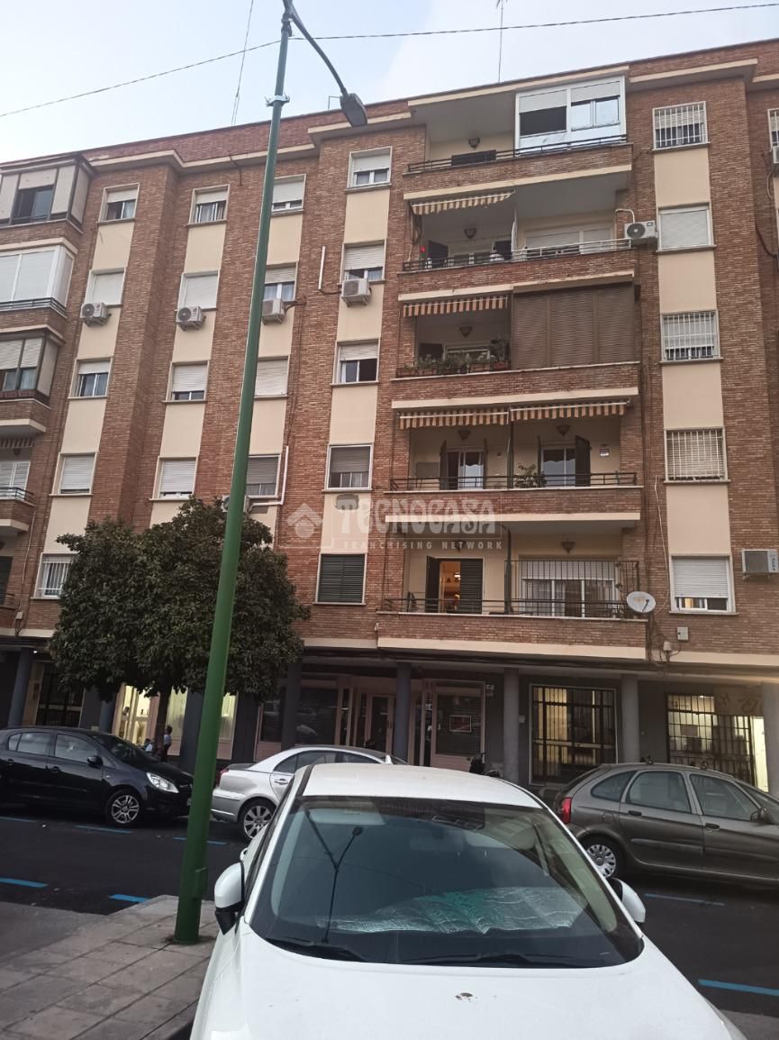 Exterior view of Flat for sale in  Sevilla Capital