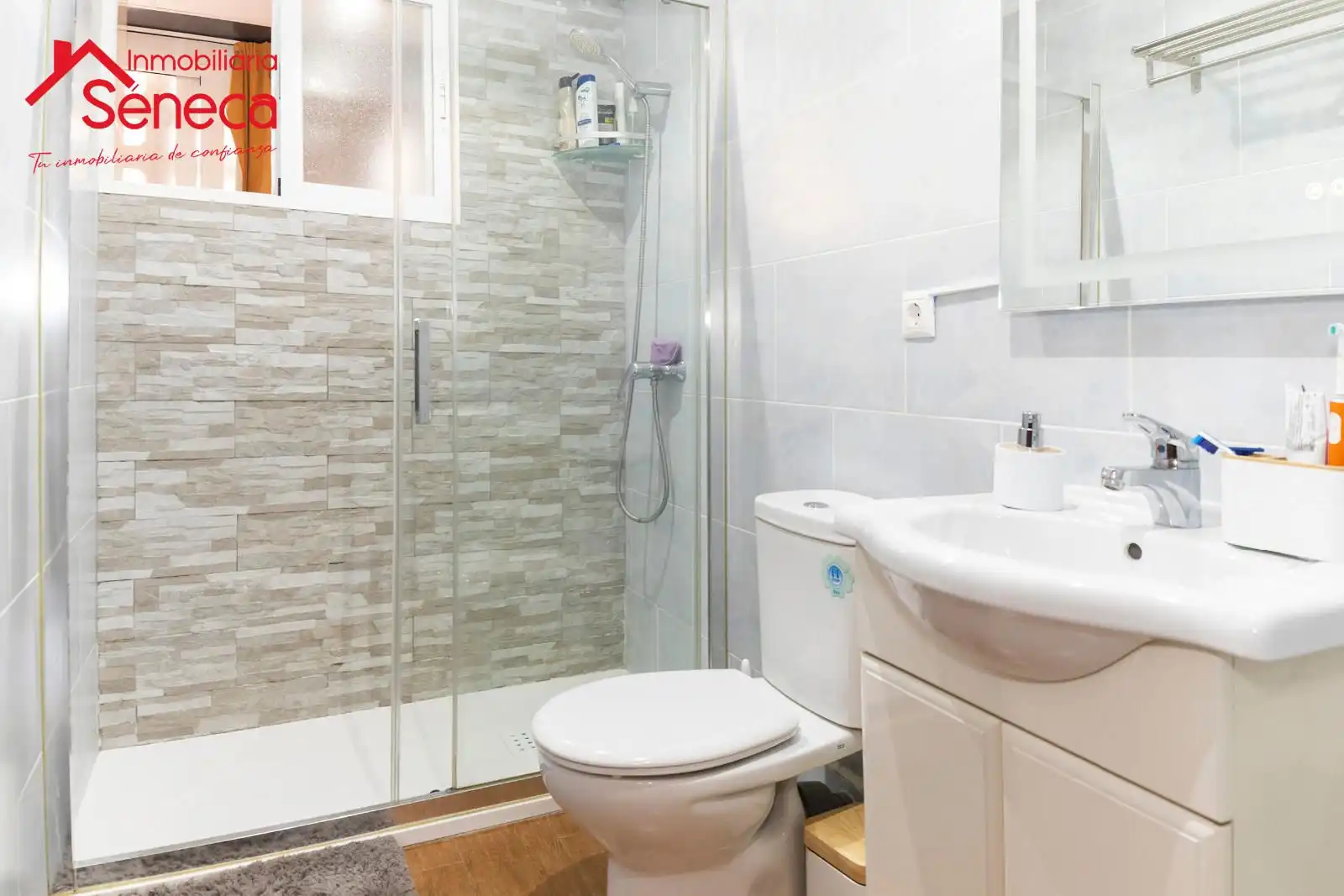 Bathroom of Flat for sale in Córdoba  with Air Conditioner, Terrace and Storage room