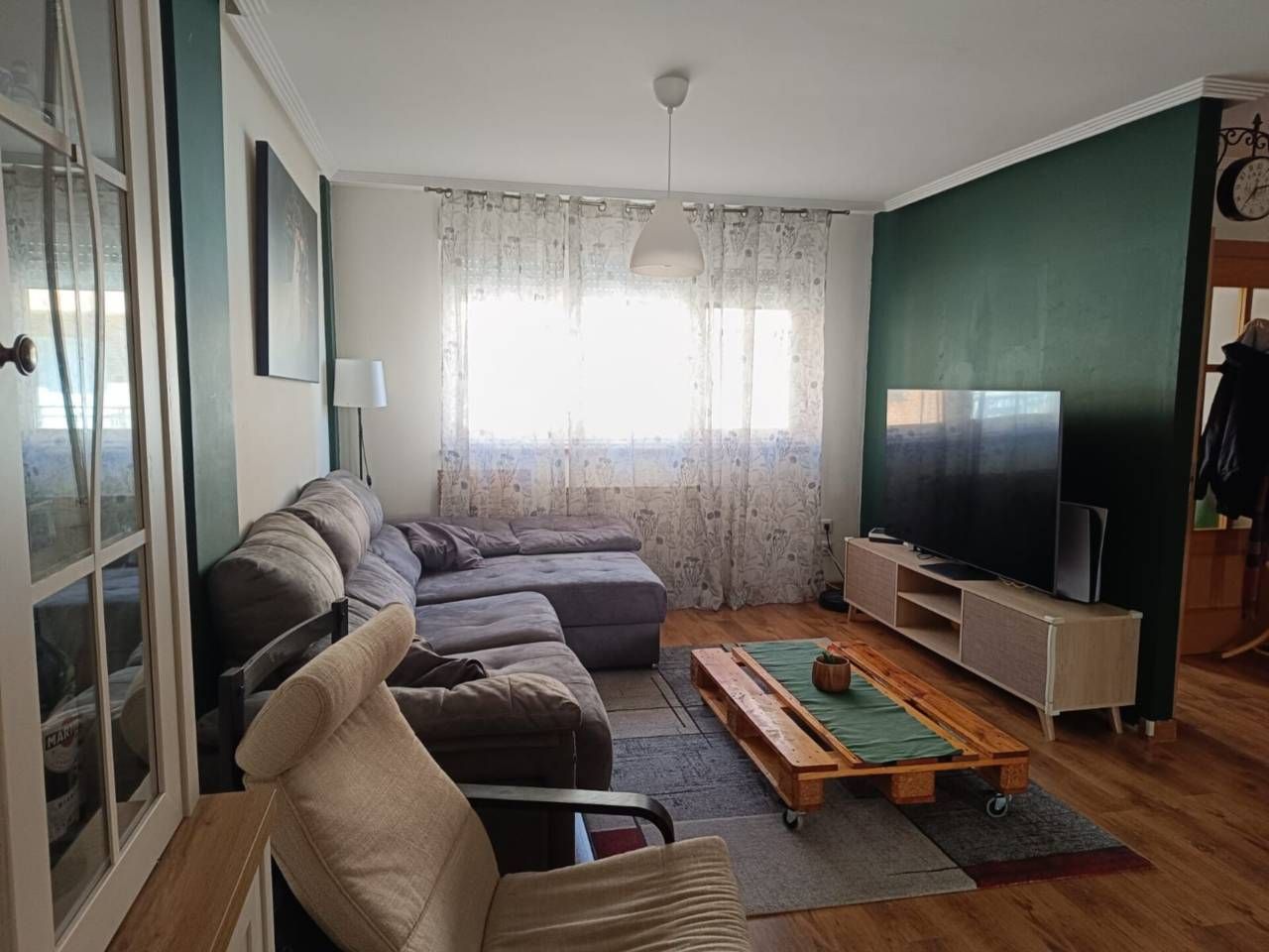 Sala d'estar de Casa adosada en venda en Chozas de Abajo amb Calefacció, Jardí privat i Parquet