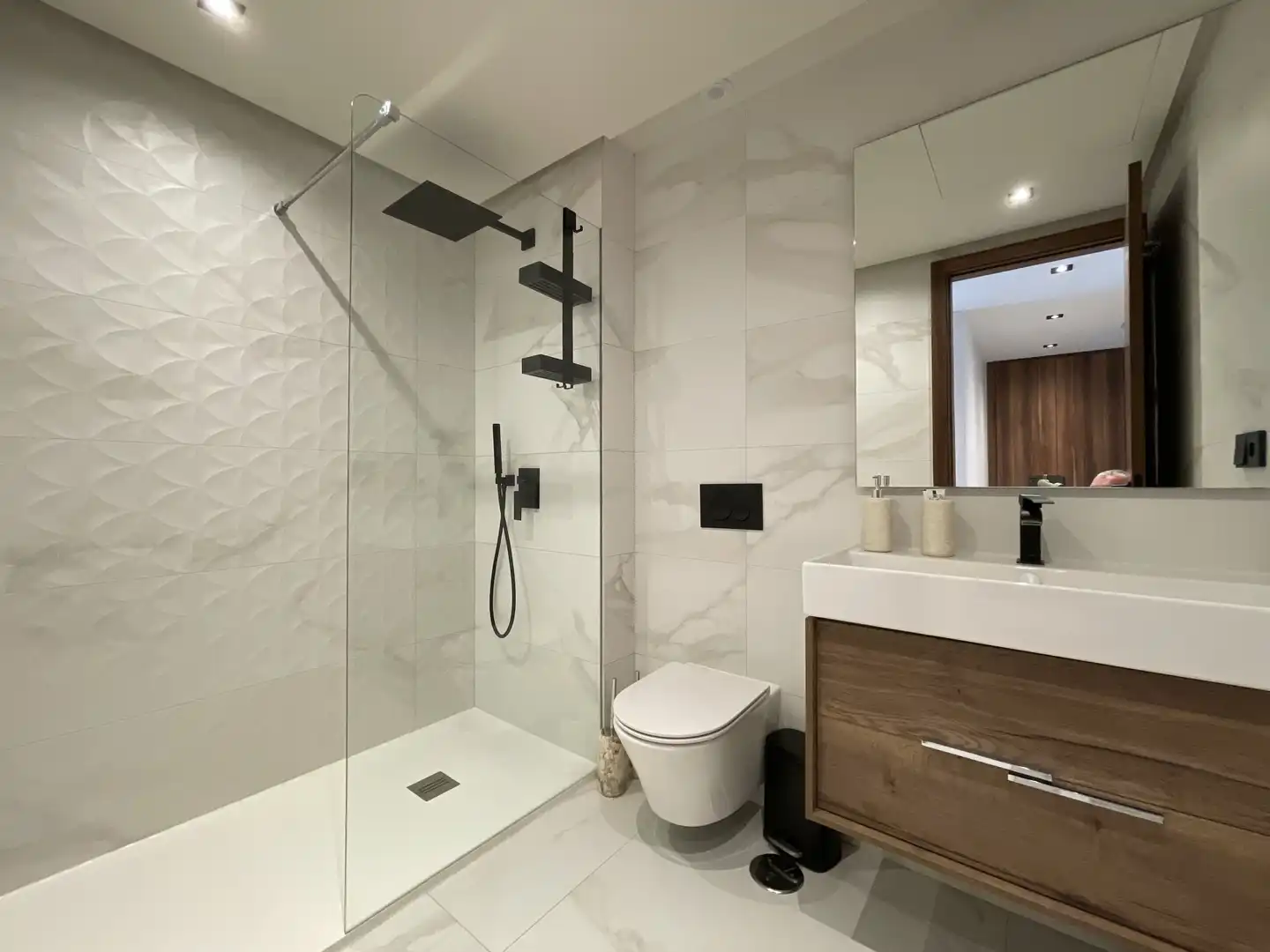 Bathroom of Apartments for rent in Marbella  with Air Conditioner, Terrace and Storage room