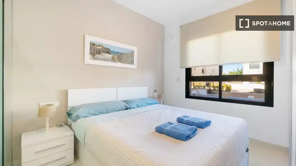 Dormitori de Apartament per a compartir en Pilar de la Horadada amb Aire condicionat, Terrassa i Moblat