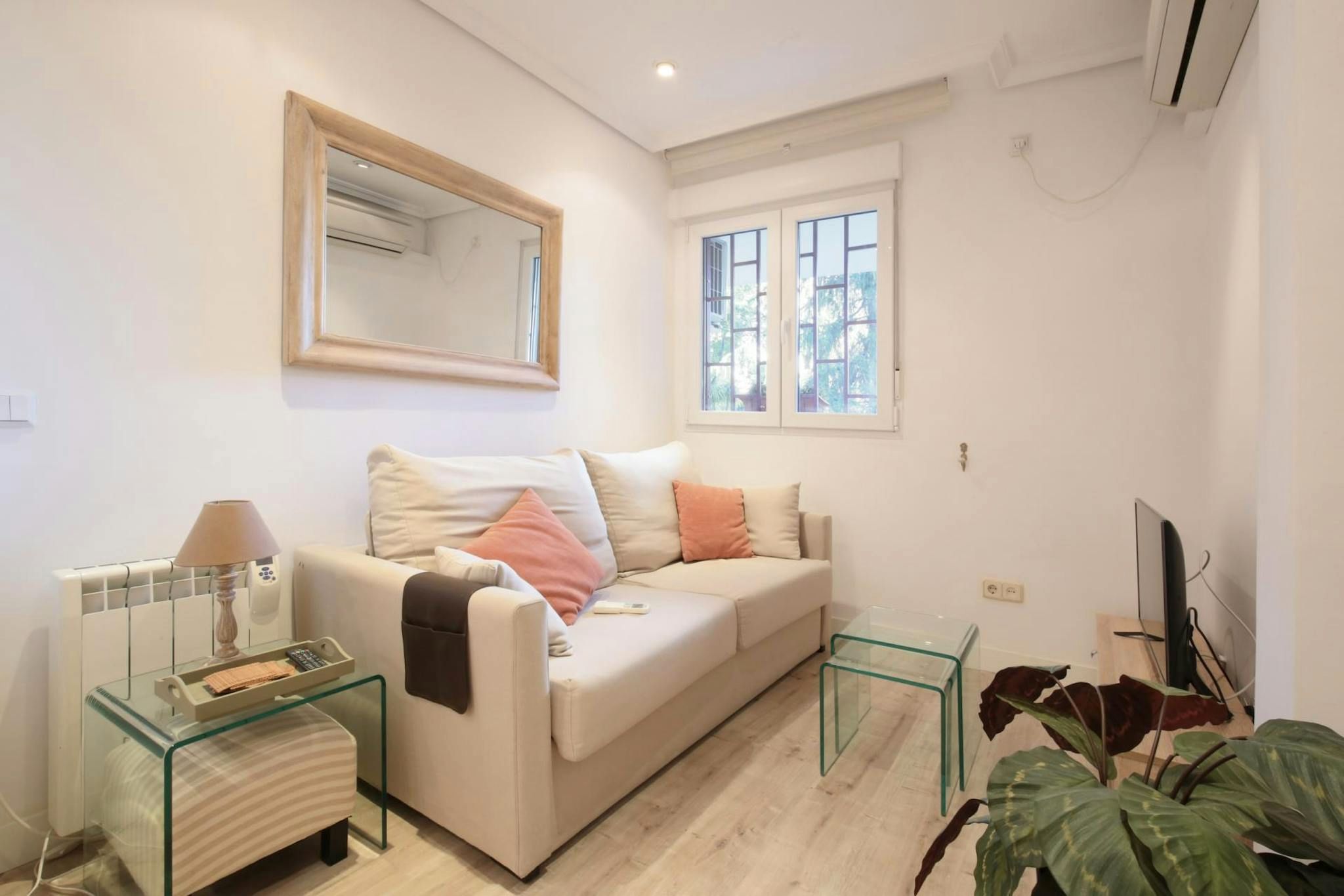 Sala de estar de Piso de alquiler en  Madrid Capital con Aire acondicionado, Calefacción y Amueblado