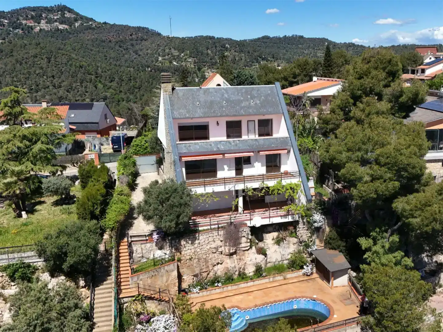 Vista exterior de Casa o xalet en venda en Corbera de Llobregat amb Piscina i Balcó