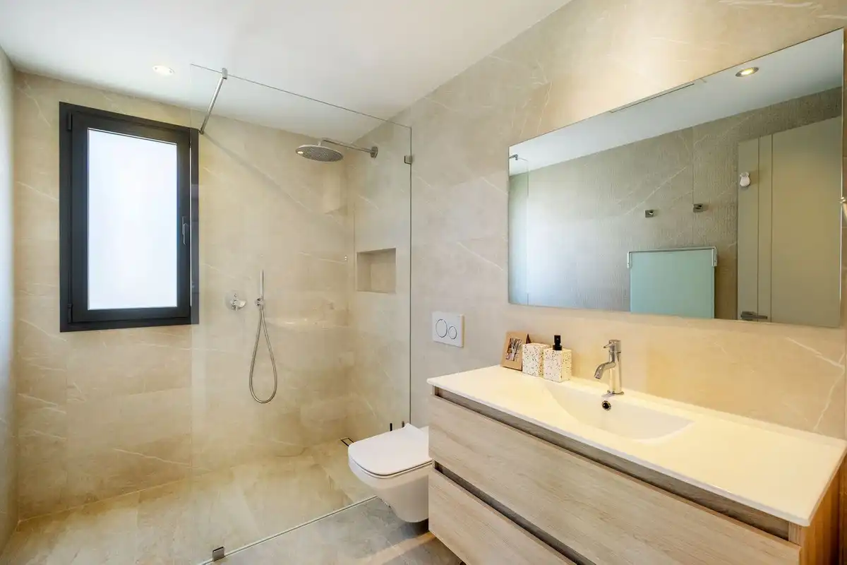 Baño de Casa o chalet en venta en Marbella con Aire acondicionado, Jardín privado y Terraza