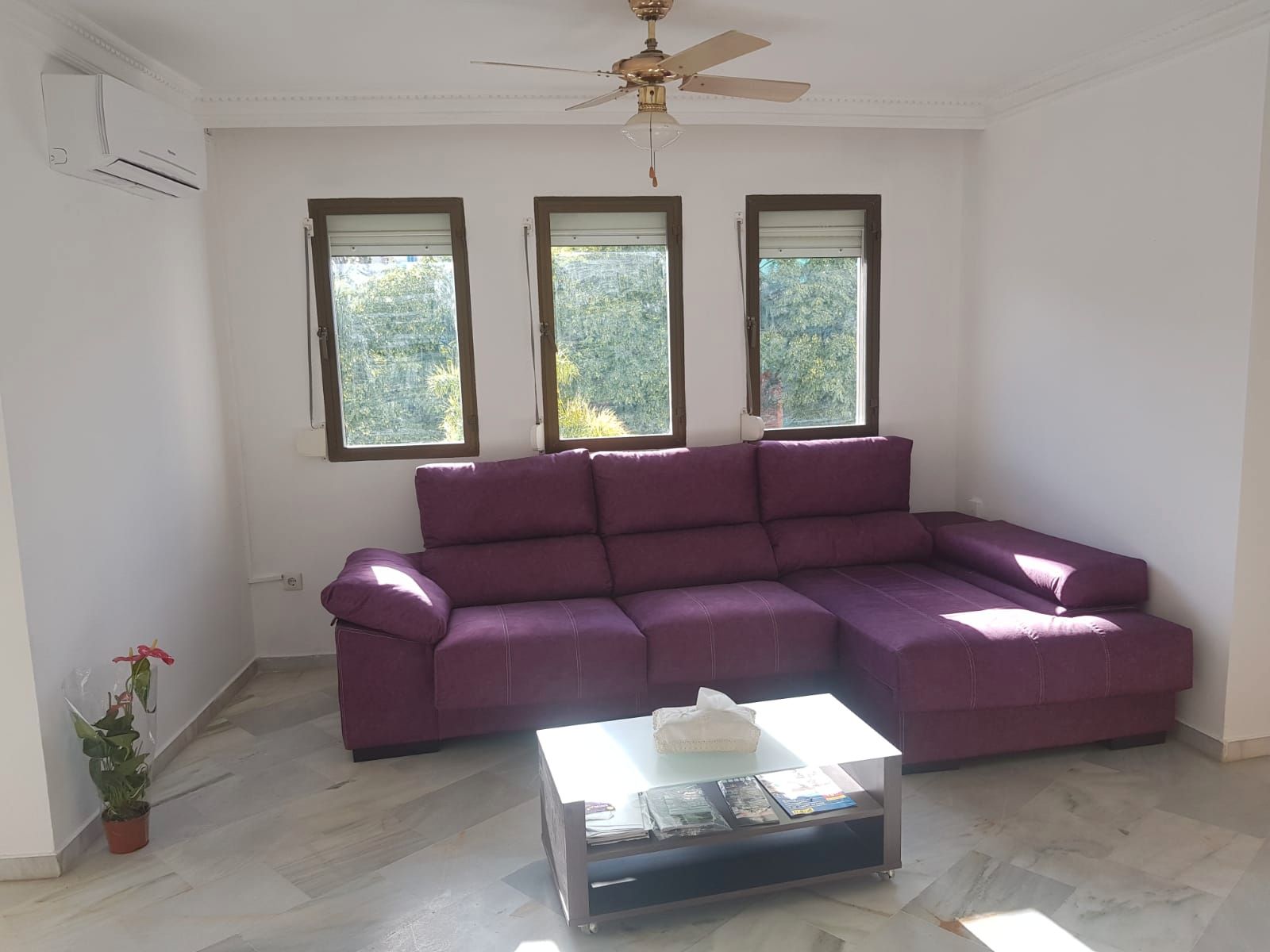 Sala d'estar de Apartament en venda en Fuengirola amb Aire condicionat, Terrassa i Moblat