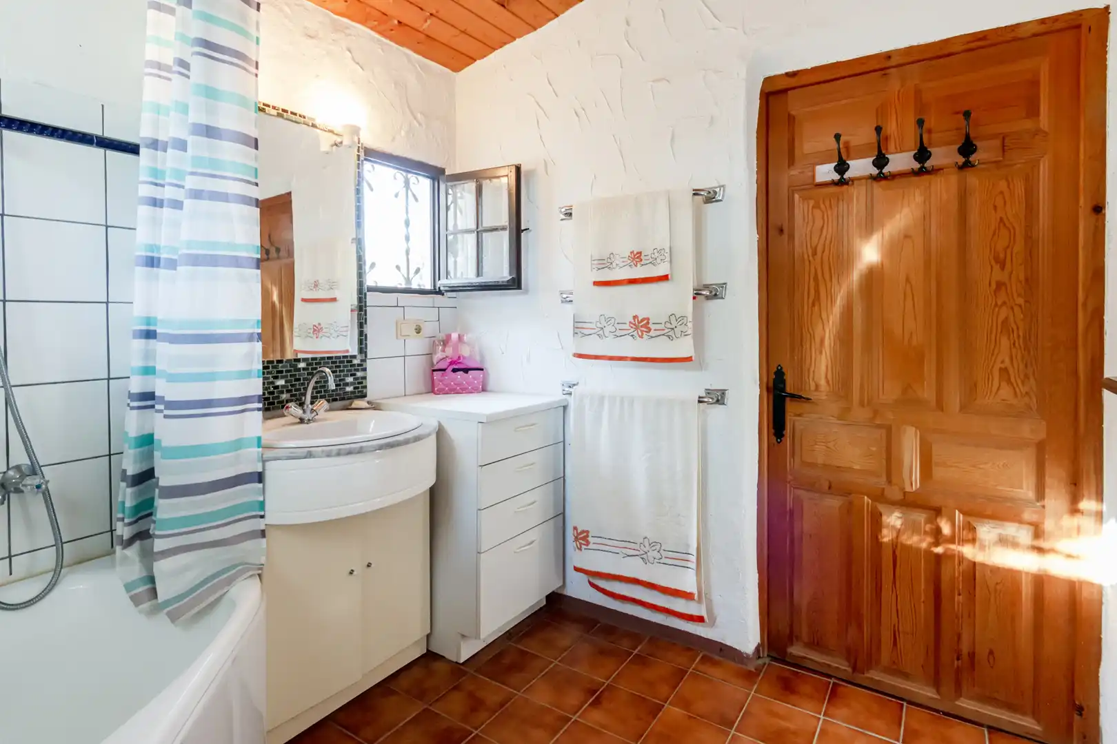 Bany de Finca rústica en venda en Banyeres del Penedès amb Jardí privat, Parquet i Piscina